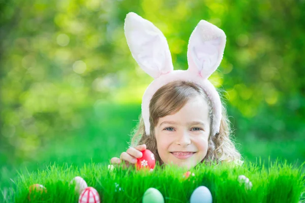 Пасхальный кролик и яйца на зеленой траве — стоковое фото