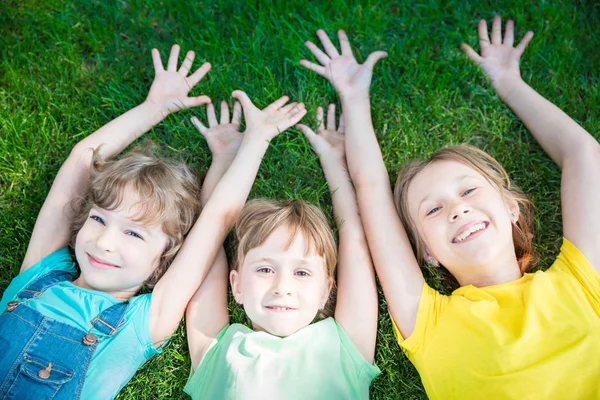 Crianças felizes brincando ao ar livre — Fotografia de Stock