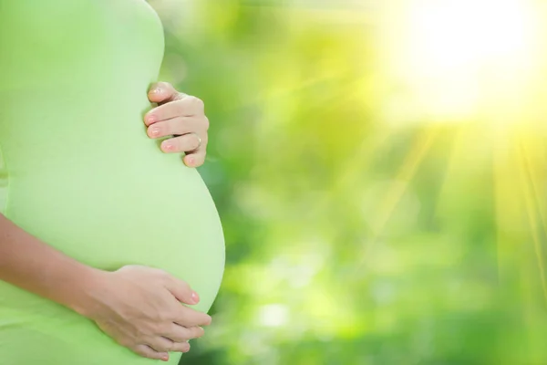 Krásné břicho mladé těhotné ženy — Stockfoto