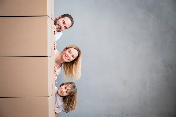 Famiglia nuova casa trasloco giorno — Foto Stock