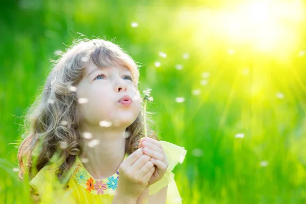 Felice bambino che soffia fiore di dente di leone — Foto Stock