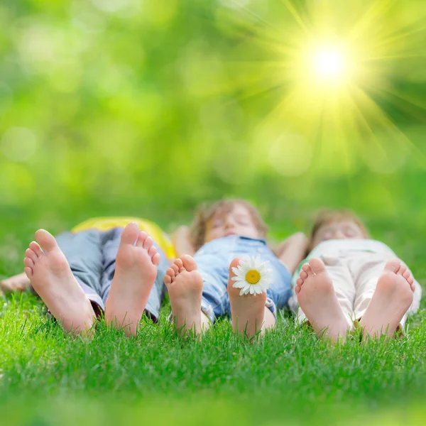 Счастливые дети играют под открытым небом — стоковое фото