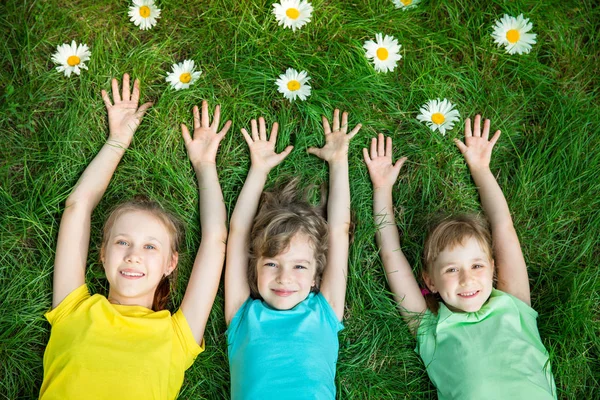 Szczęśliwe dzieci bawiące się na świeżym powietrzu — Zdjęcie stockowe