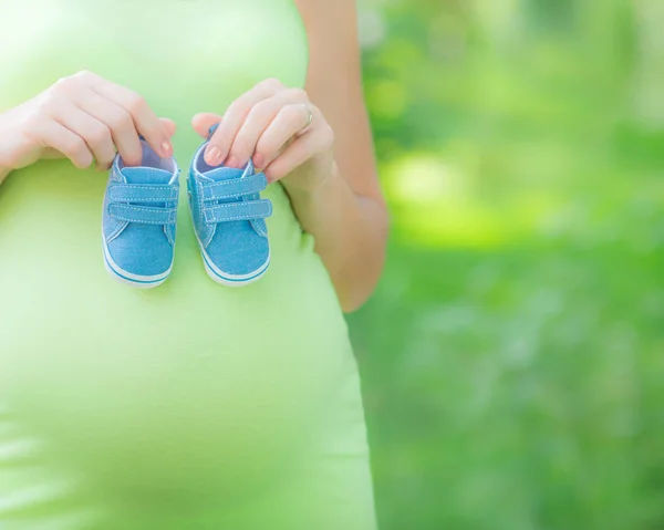 Unga gravid kvinna — Stockfoto