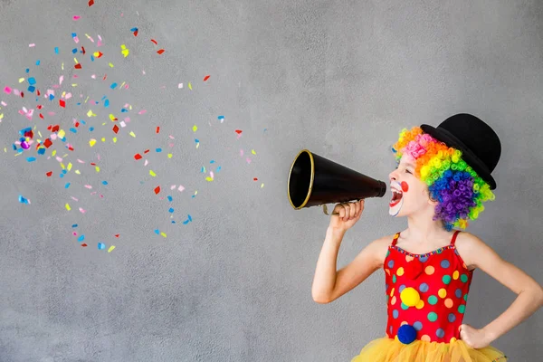 Funny kid clown spela inomhus — Stockfoto