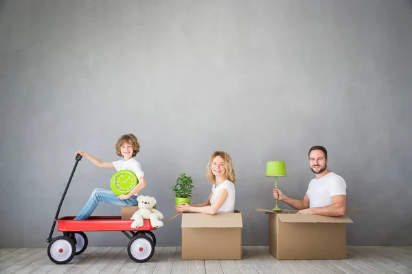 Familie nieuw huis bewegende dag huis Concept — Stockfoto