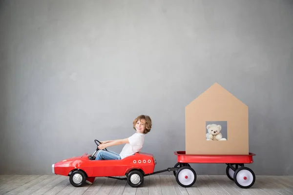 Kind nieuwe verplaatsen Home dag huis Concept — Stockfoto