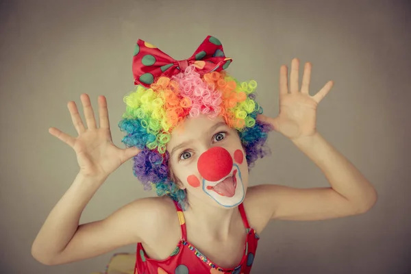 Grappige jongen clown overdekt spelen — Stockfoto