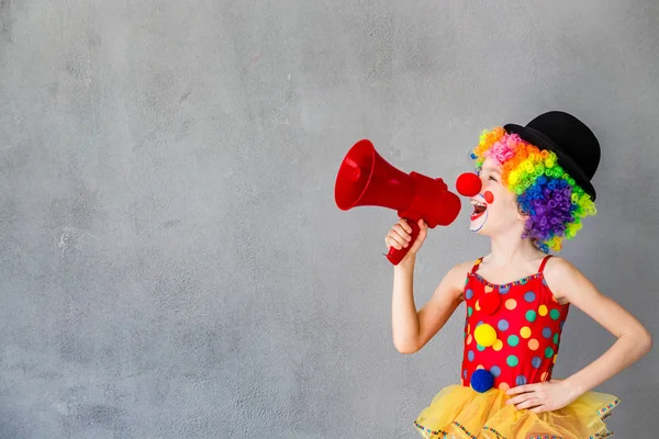 Funny kid clown spela inomhus — Stockfoto