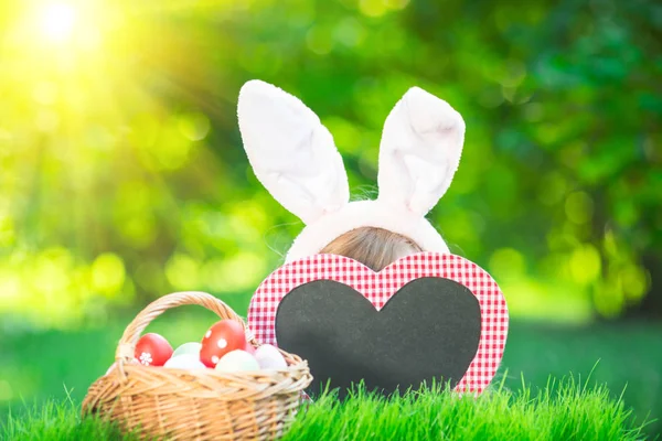 Påsk kanin och ägg på grönt gräs — Stockfoto