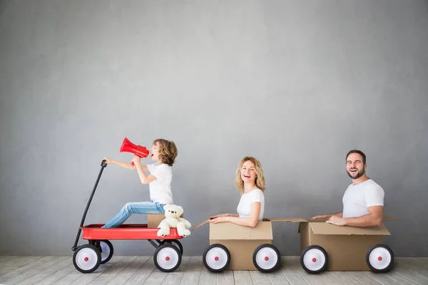 Familie nieuw huis bewegende dag huis Concept — Stockfoto