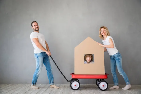 Familie nieuw huis bewegende dag huis Concept — Stockfoto