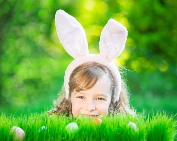 Velikonoční zajíček a vejce na zelené trávě — Stock fotografie