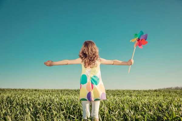 Criança feliz ao ar livre no campo de primavera — Fotografia de Stock