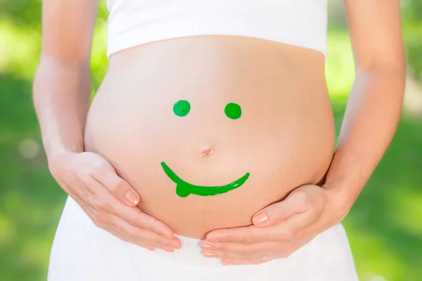 Schöner Bauch einer jungen schwangeren Frau — Stockfoto