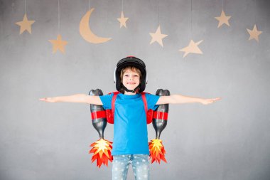 Evde Jet paketi ile oynayan çocuk