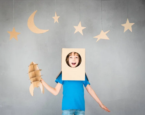 Kid playing with jet pack at home — Stock Photo, Image