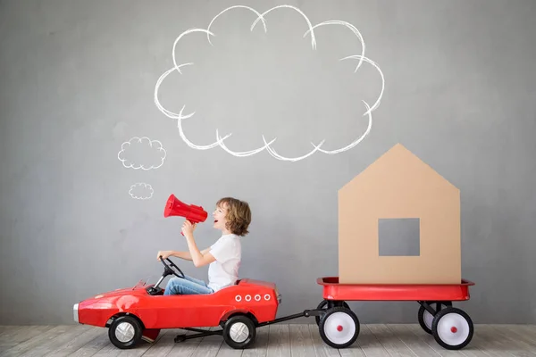 Niño nuevo hogar mudanza día casa concepto — Foto de Stock