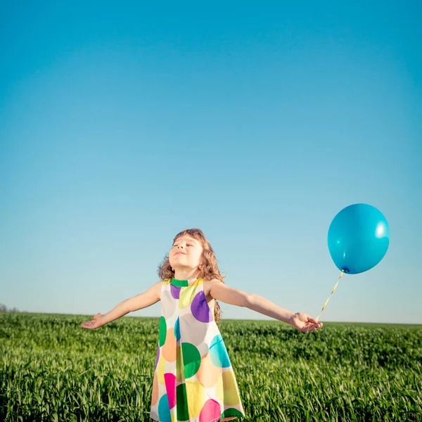 Felice bambino che gioca con palloncini colorati all'aperto — Foto Stock