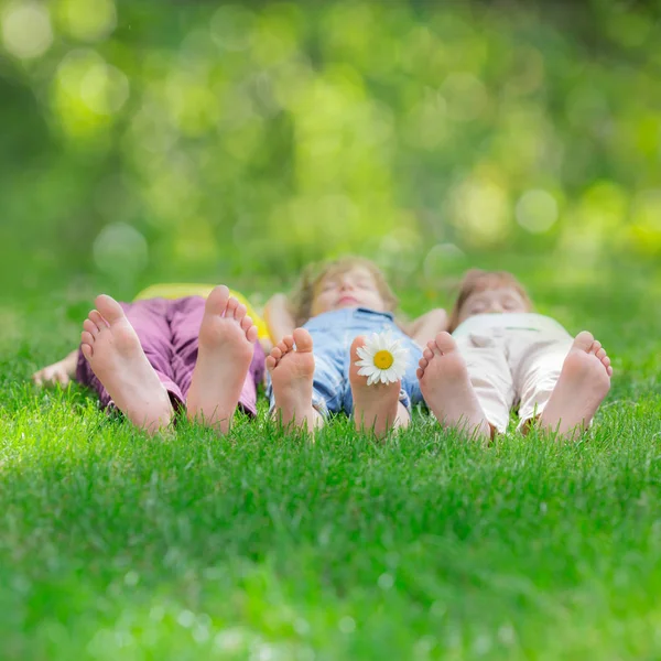 Skupina šťastných dětí hrát venku — Stock fotografie
