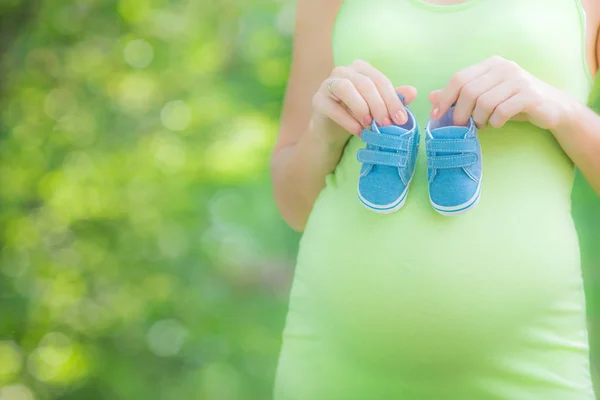 Schöner Bauch einer jungen schwangeren Frau — Stockfoto