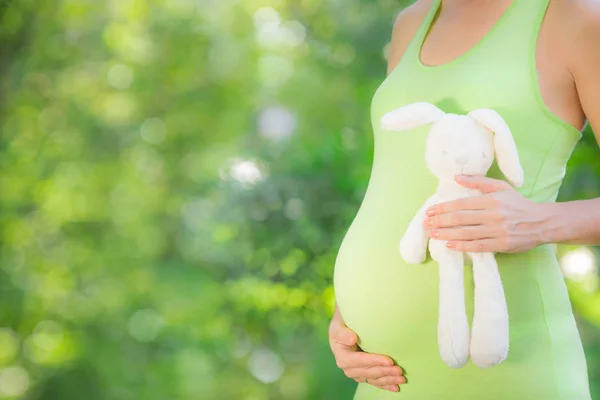 Schöner Bauch einer jungen schwangeren Frau — Stockfoto