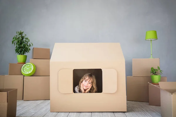 Child playing into new home — Stock Photo, Image