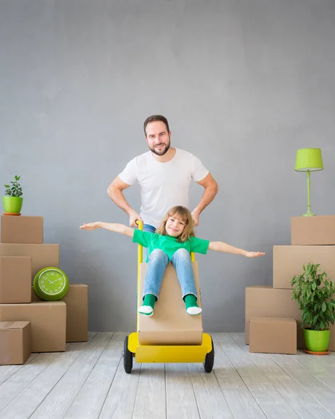 Familia jugando en un nuevo hogar — Foto de Stock