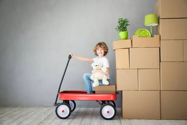 Child playing into new home — Stock Photo, Image
