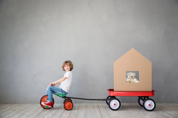 Kind spelen naar nieuw huis — Stockfoto