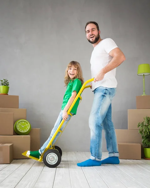 Famiglia giocare in nuova casa — Foto Stock