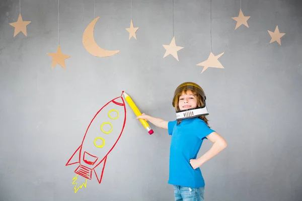 Kid brincando com jet pack em casa — Fotografia de Stock