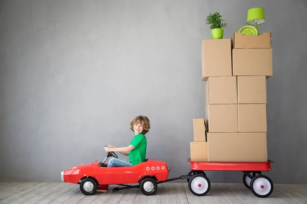 Kind spelen naar nieuw huis — Stockfoto