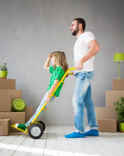 Familia nuevo hogar mudanza día — Foto de Stock