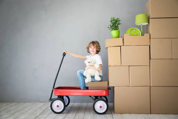 Barn hem flytta dag koncept — Stockfoto