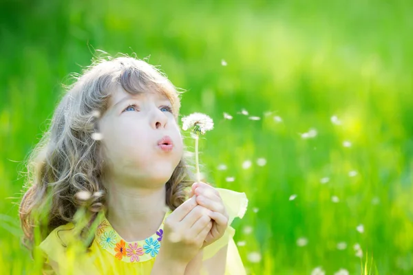 Felice bambino che soffia fiore di dente di leone — Foto Stock