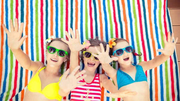 Dzieci bawiące się na zewnątrz w lecie — Zdjęcie stockowe