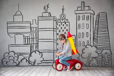 Jet paketi ile oynayan çocuk 