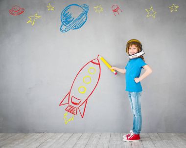 Jet paketi ile oynayan çocuk