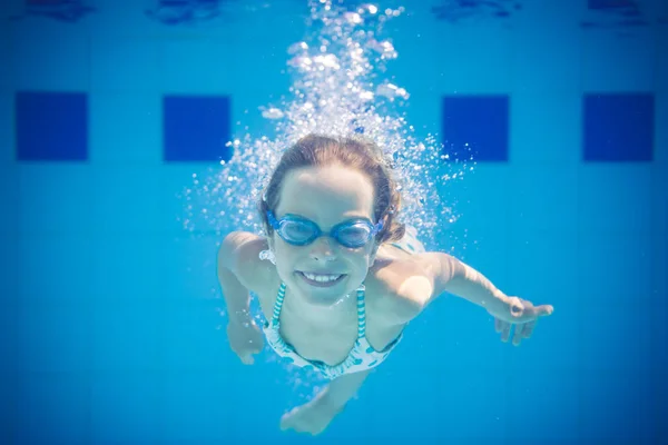 Kinder haben Spaß im Schwimmbad — Stockfoto