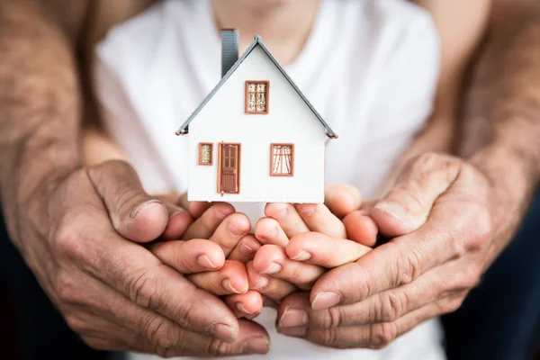 Familjen hålla hus i händerna — Stockfoto