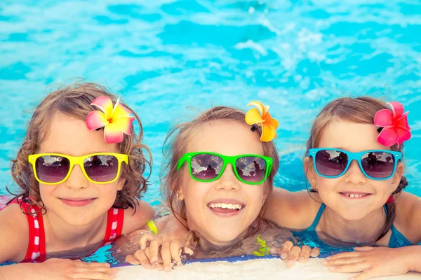 Niños felices en la piscina — Foto de Stock