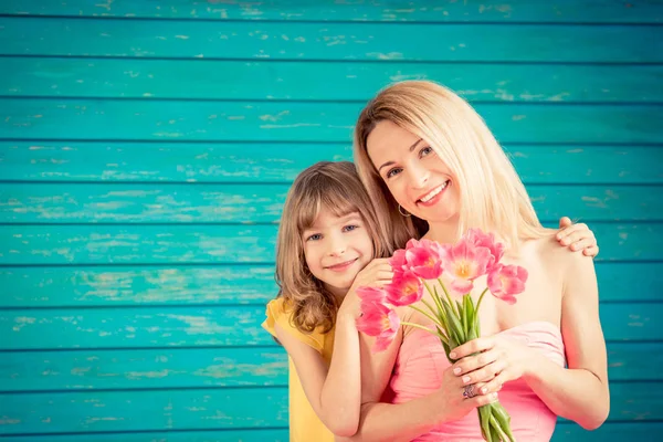 Frau und Kind mit Blumenstrauß — Stockfoto