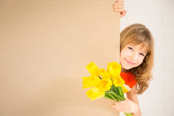 Criança bonita com buquê de flores — Fotografia de Stock