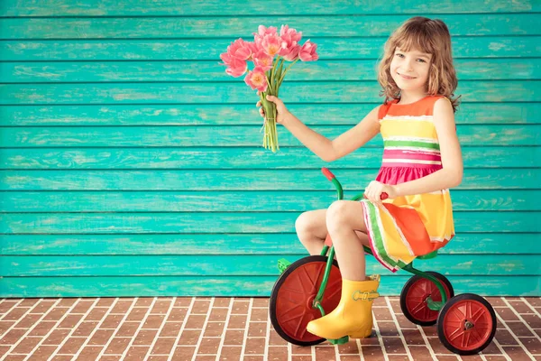 Criança bonita com buquê de flores — Fotografia de Stock
