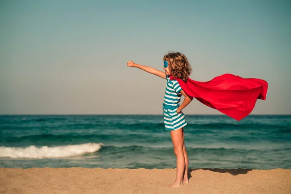 Superhjälte barn på stranden — Stockfoto