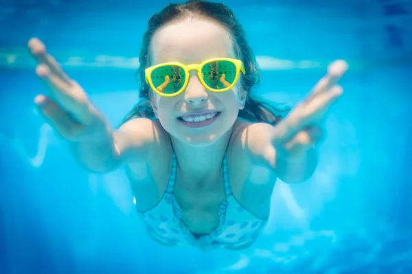 Kid having fun in swimming pool — Stock Photo, Image