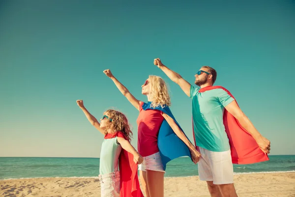 Famille de super-héros sur la plage — Photo