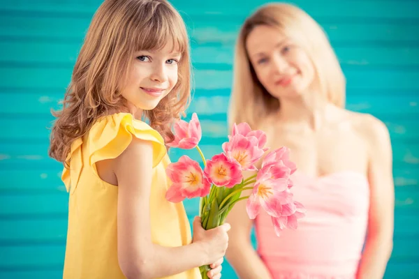 Woman and child with bouquet — Stock Photo, Image