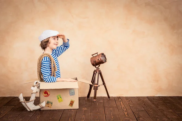 Kind pretenderen te zijn zeeman — Stockfoto